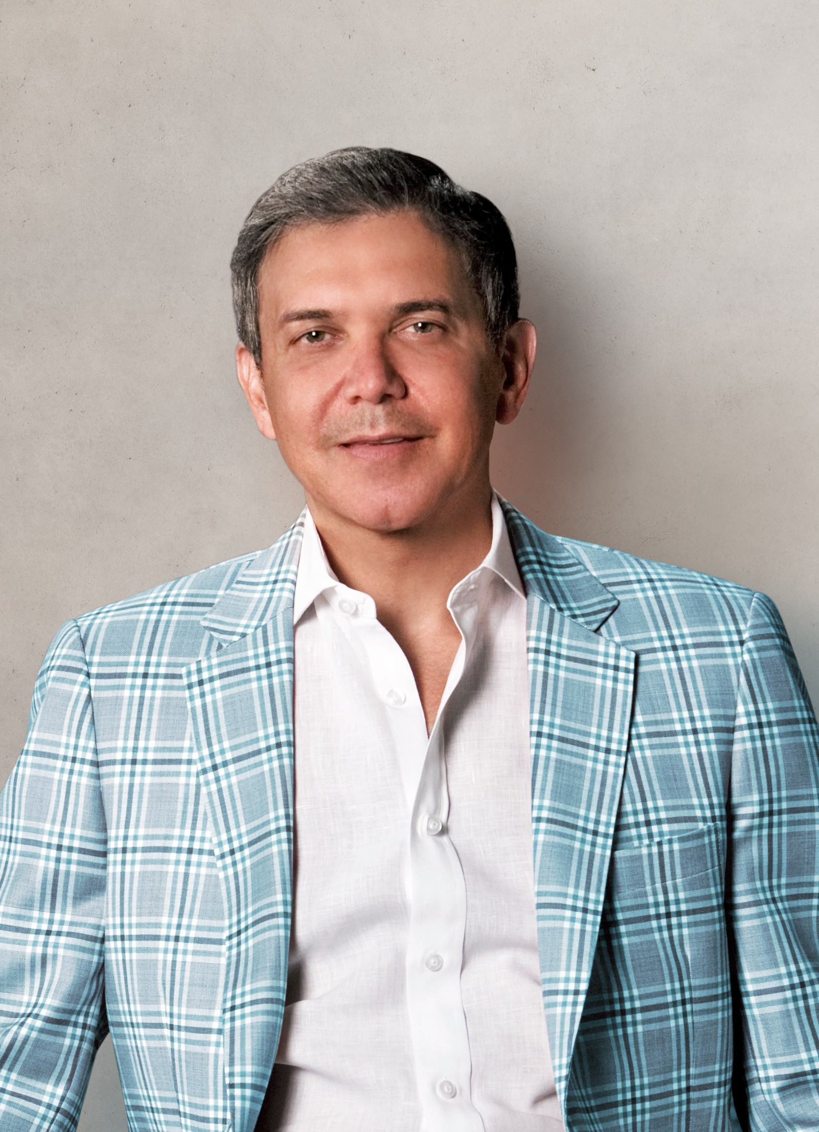 Dr. Zack Charkawi, a renowned expert in hair restoration, specializing in transplants, advanced techniques and personalized treatment plans.