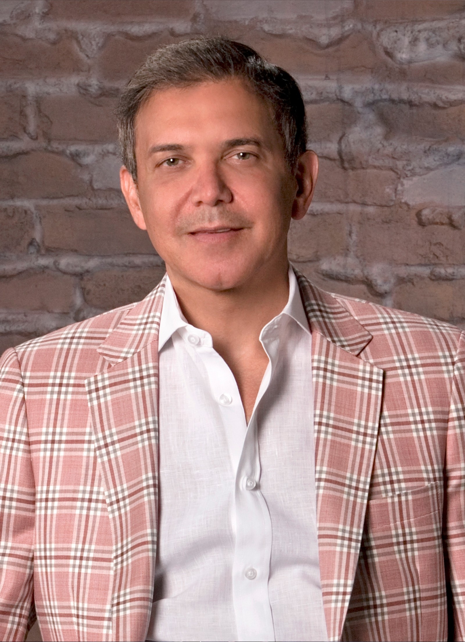 Dr. Zack Charkawi, a renowned expert in hair restoration, specializing in transplants, advanced techniques and personalized treatment plans.
