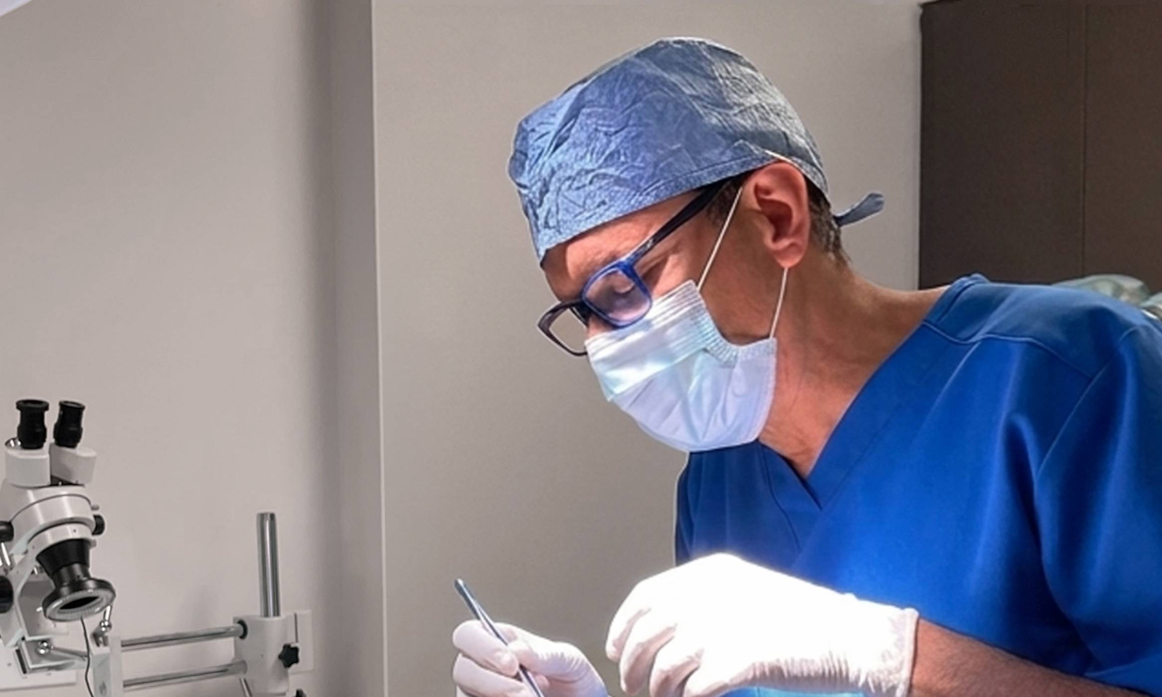 Hair transplant experts are performing a state-of-the-art NeoGraft FUE Hair Transplant, one of the best transplant systems